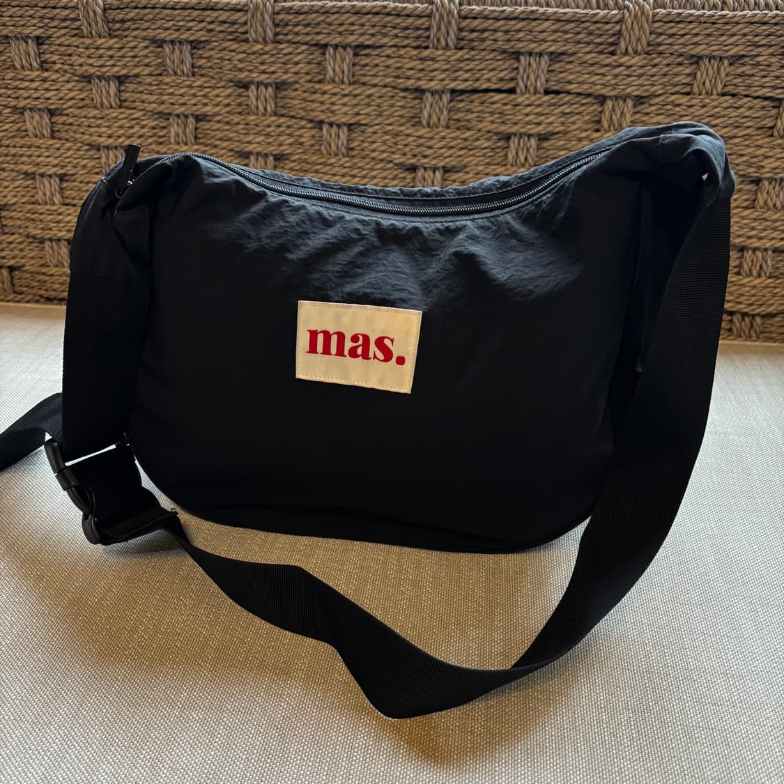 마스마룰즈 하프문 크로스백 블랙 상품이미지1