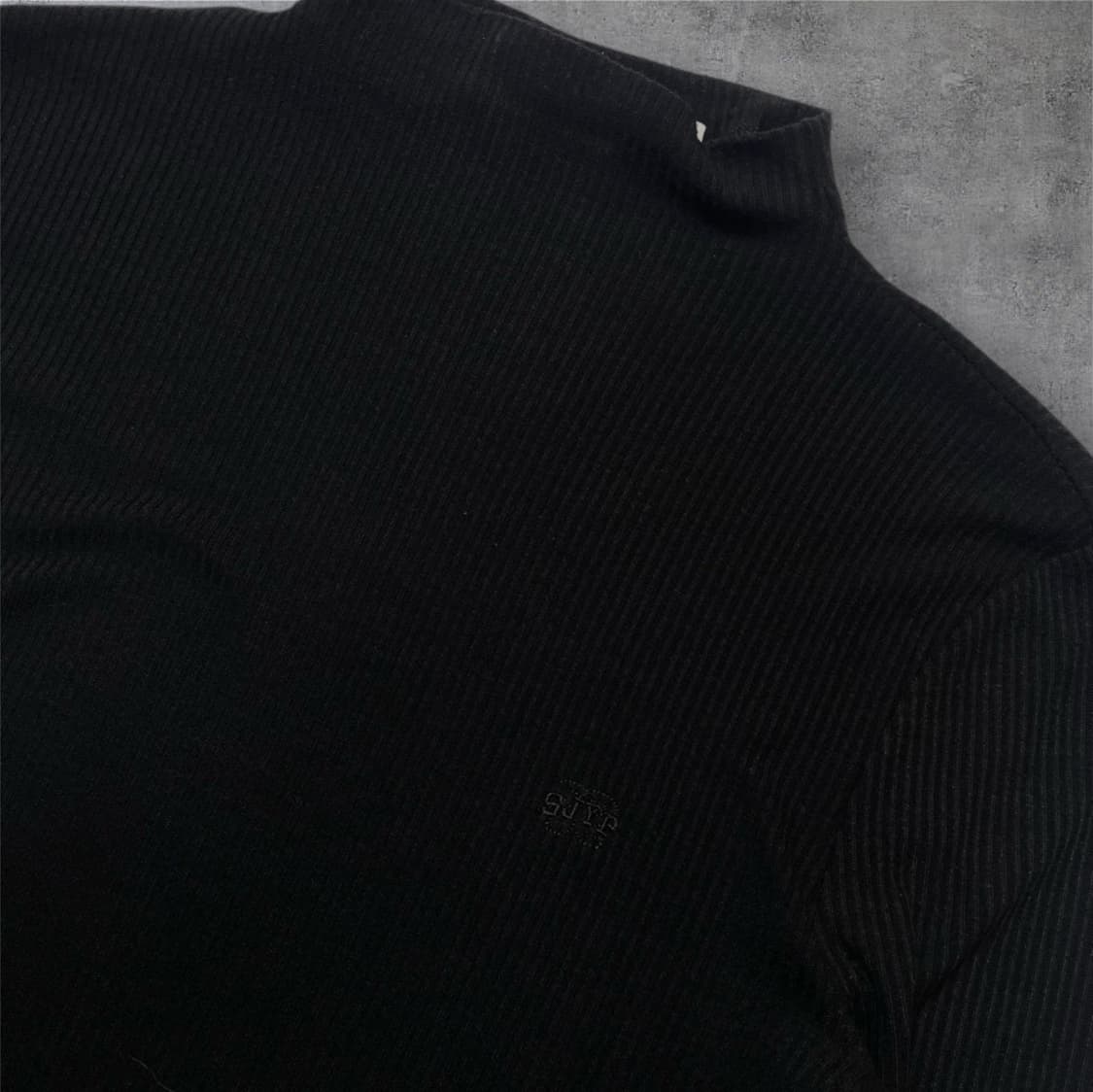 에스제이와이피 SJYP 블랙 자수로고  모크넥 골지 긴팔 티셔츠 M 상품이미지3