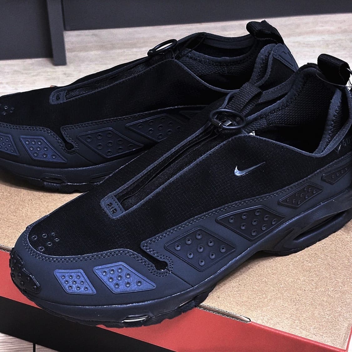 나이키 에어맥스 SNDR 고어텍스 블랙 앤 다크 스모크 그레이 상품이미지1