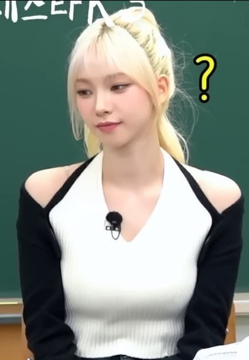 카리나 유즈 홀터 브이넥 니트 상품이미지1