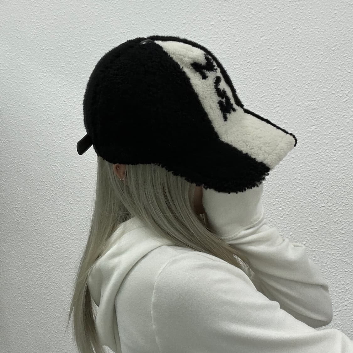 MCM 화이트배색 블랙 뽀글이 캡 상품이미지2