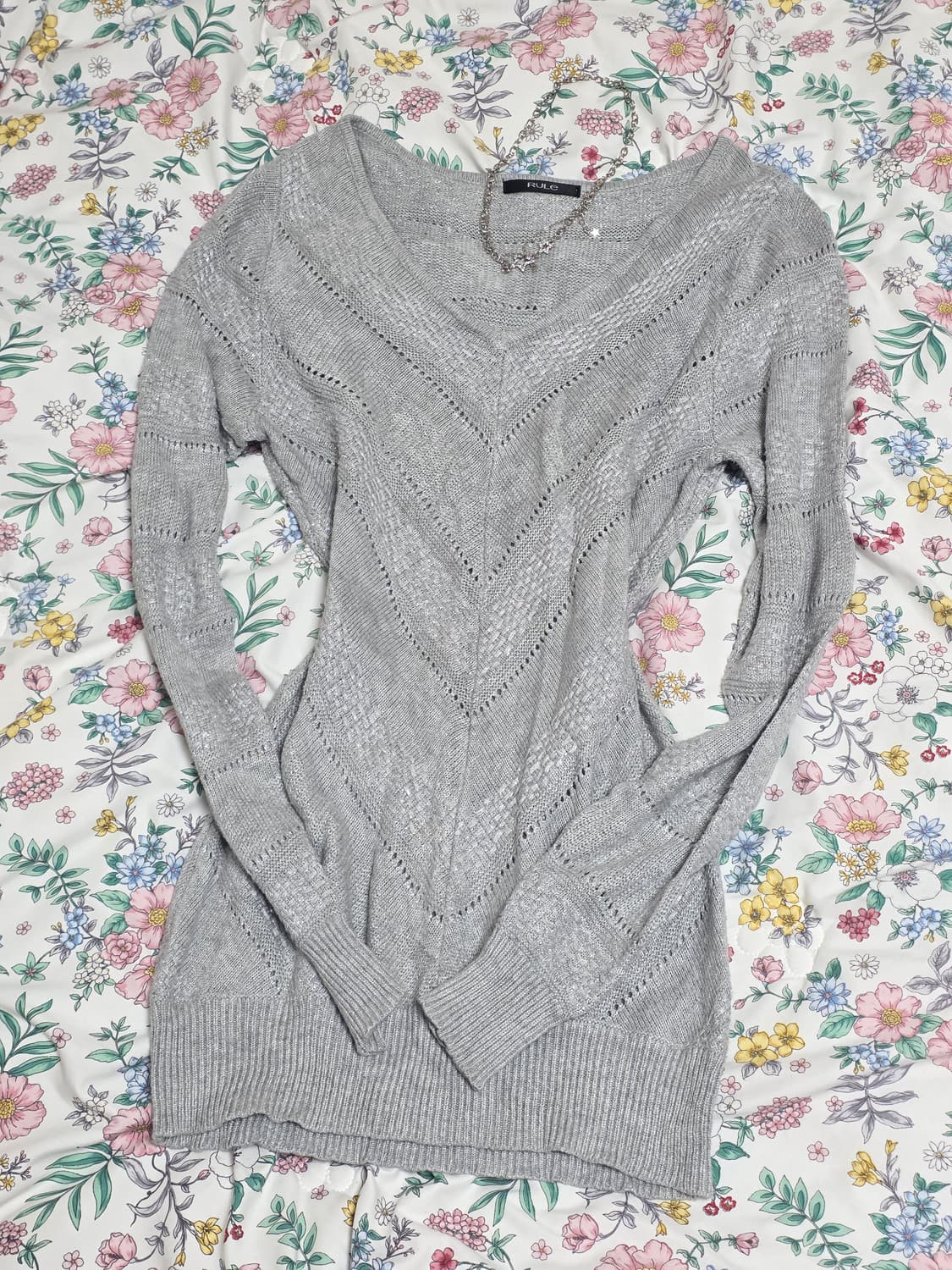 일본빈티지)y2k실버그레이 글리터 오네갸루 v넥 롱슬리브 로맨틱 딱붙니트 상품이미지4