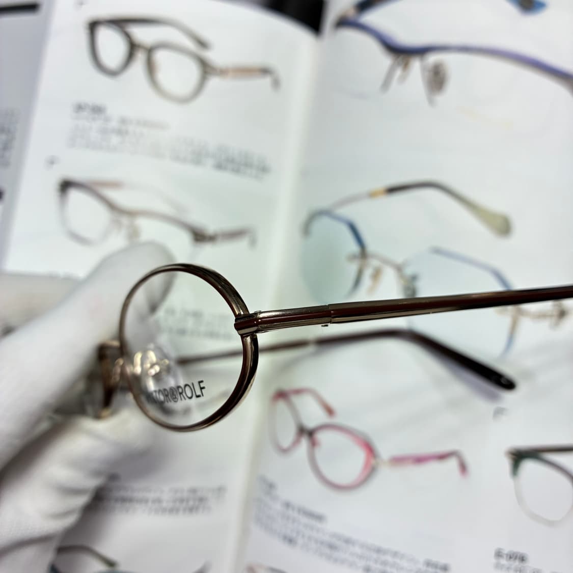 Viktor&rolf 빅터앤롤프 타원형 티타늄 골드 안경 상품이미지3