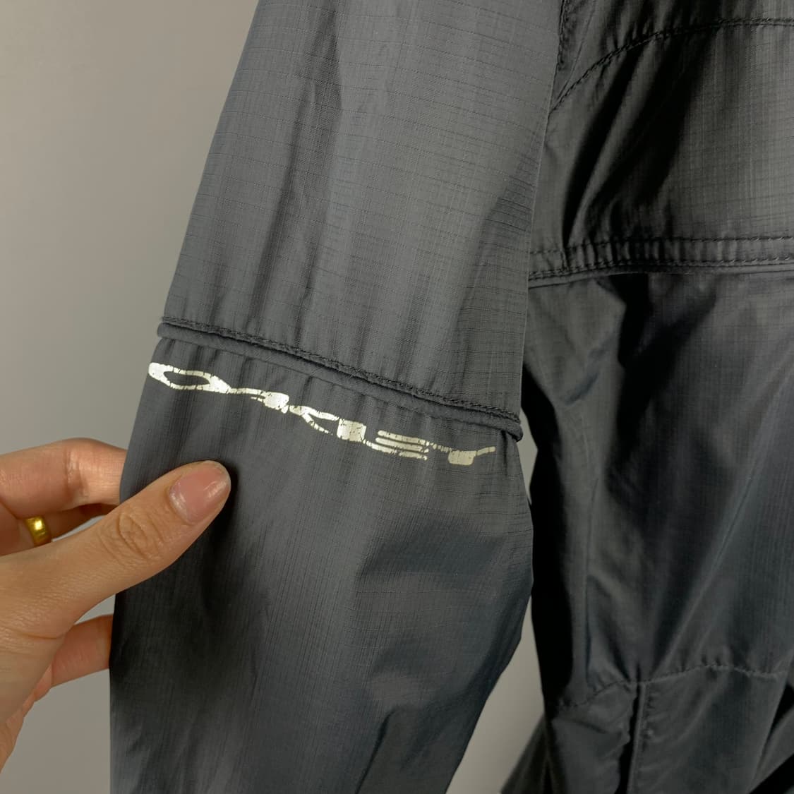 오클리 백로고 블랙 테크니컬 바람막이 상품이미지4