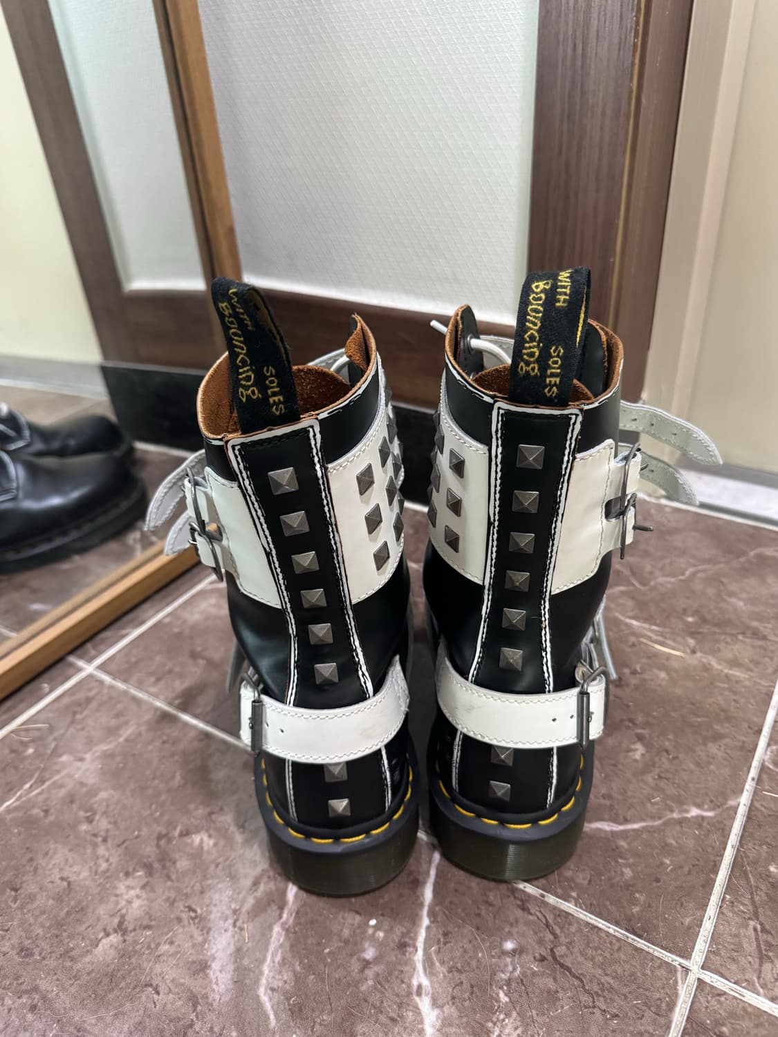 닥터마틴 스터드 화이트 믹스 롱부츠 270 상품이미지3