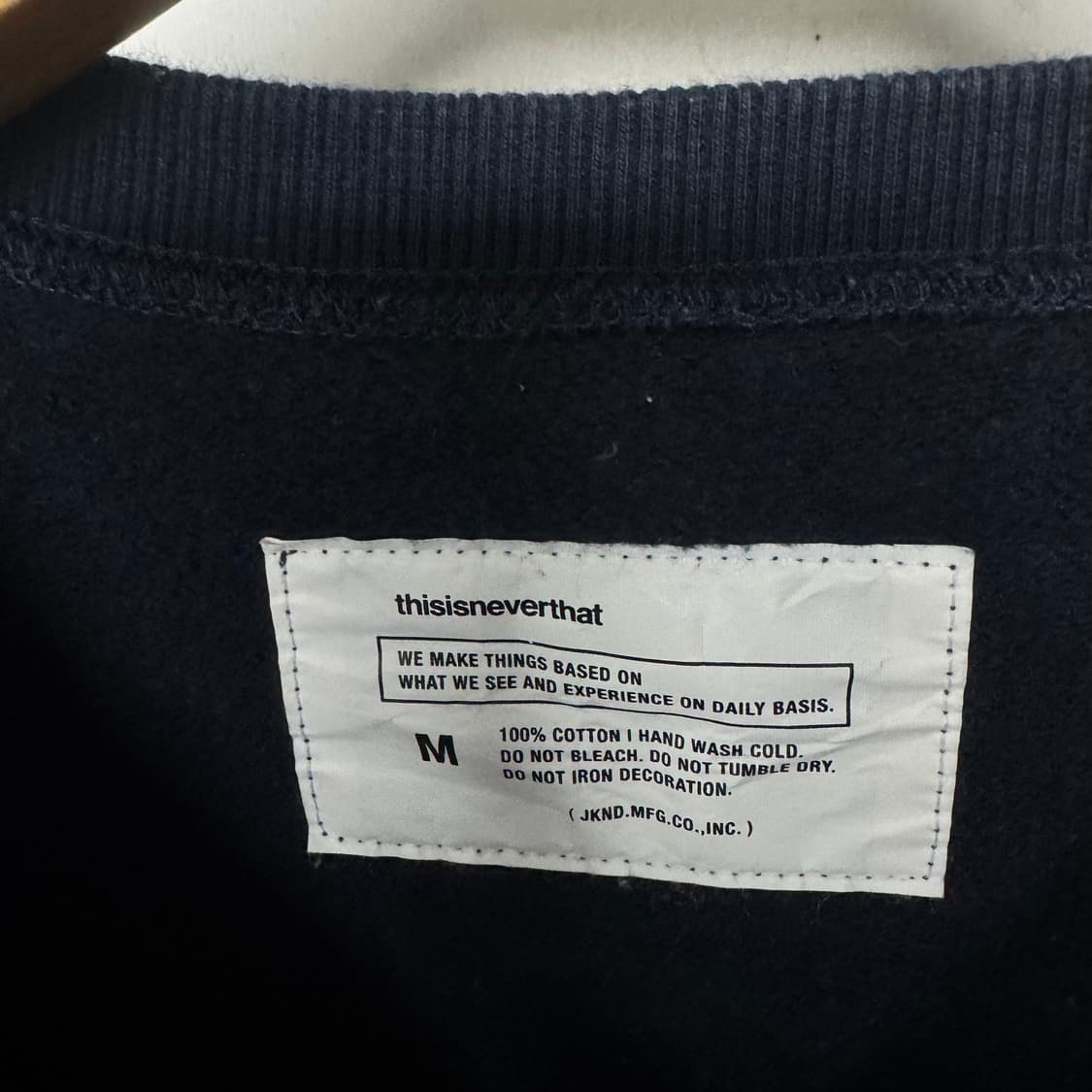 디스이즈네버댓 TINT INTL 로고 맨투맨 상품이미지3