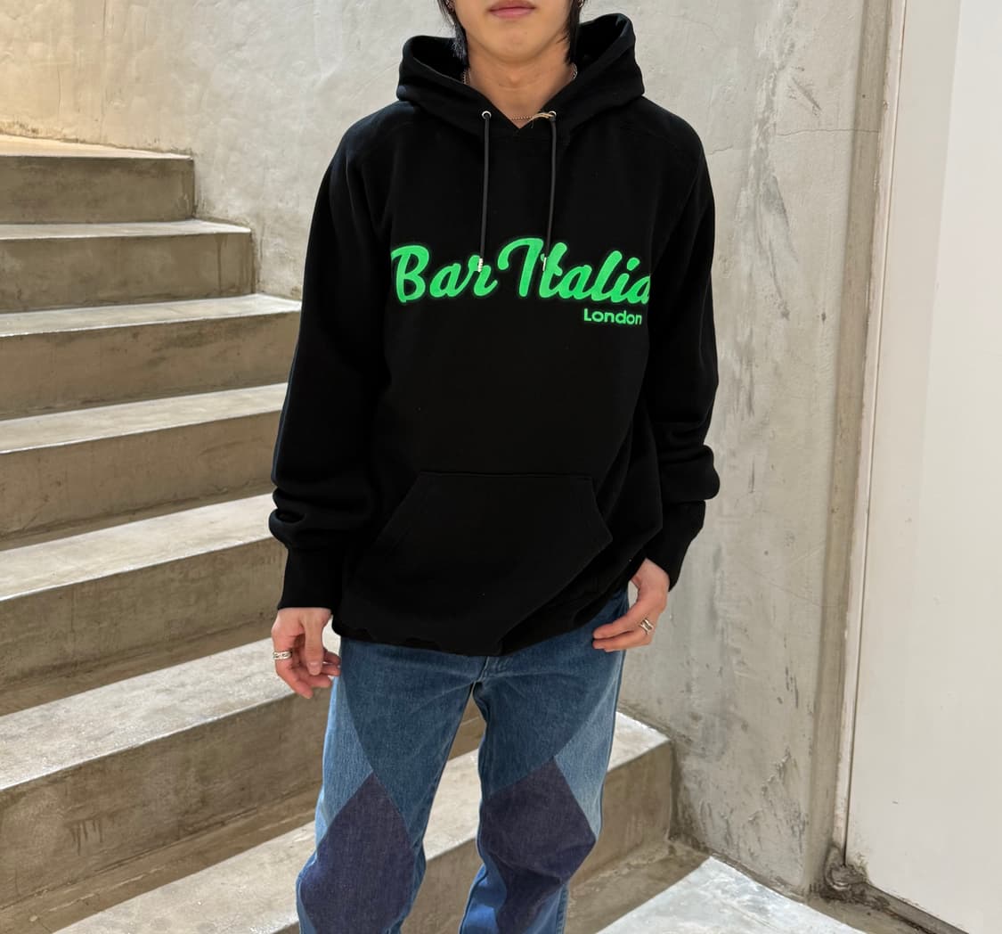 사카이 x 바 이탈리아 "Bar Italia" 로고 프린트 후드티 상품이미지1