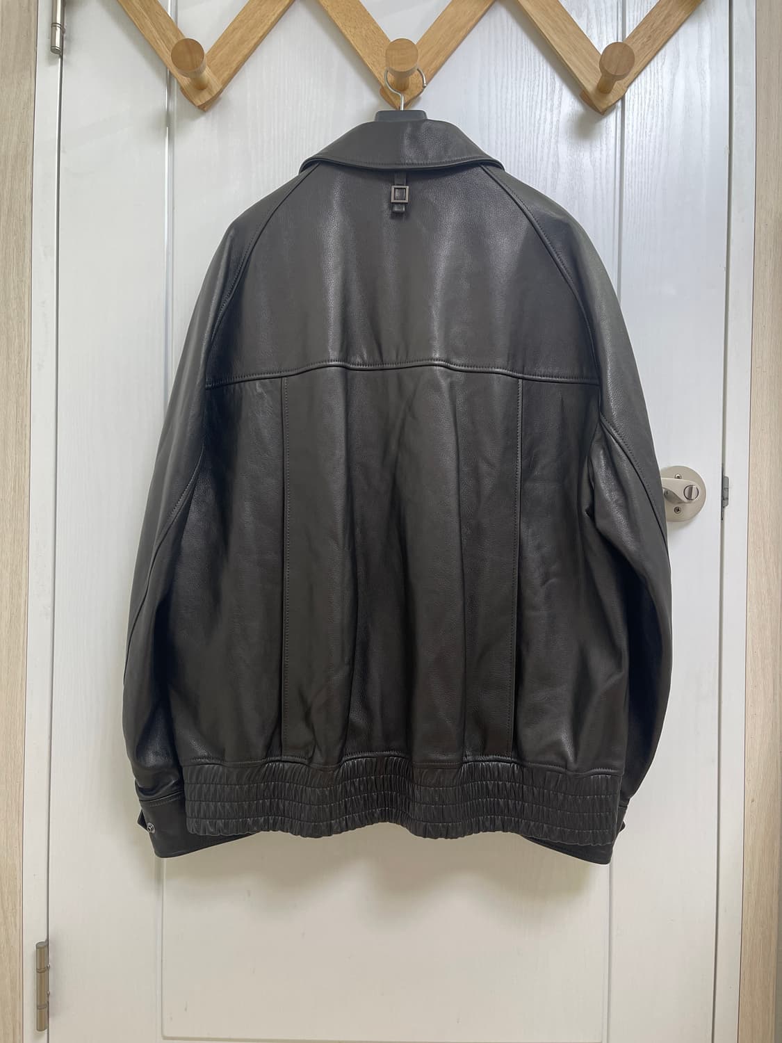 우영미 블랙 밴딩 가죽 재킷 24FW 50사이즈 상품이미지2