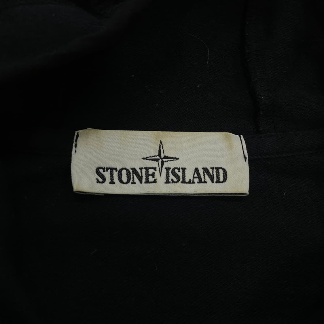 스톤아일랜드 와펜 패치 풀 오버 후드집업 블랙 상품이미지4