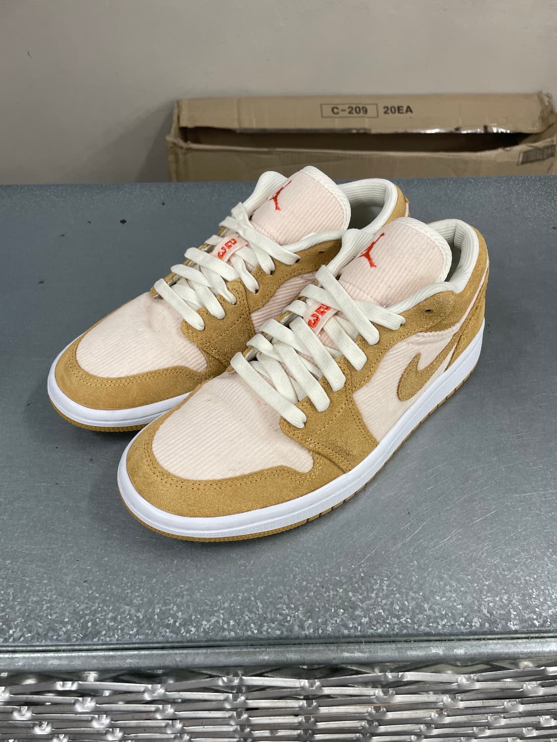 조던 1 로우 SE 코듀로이 탄 245 상품이미지2