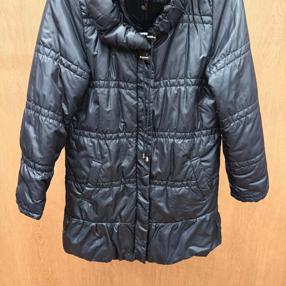 스피치오 하이넥 퀄팅 패딩 코트 드로우 스트링 디테일 레귤러핏 블랙 상품이미지5