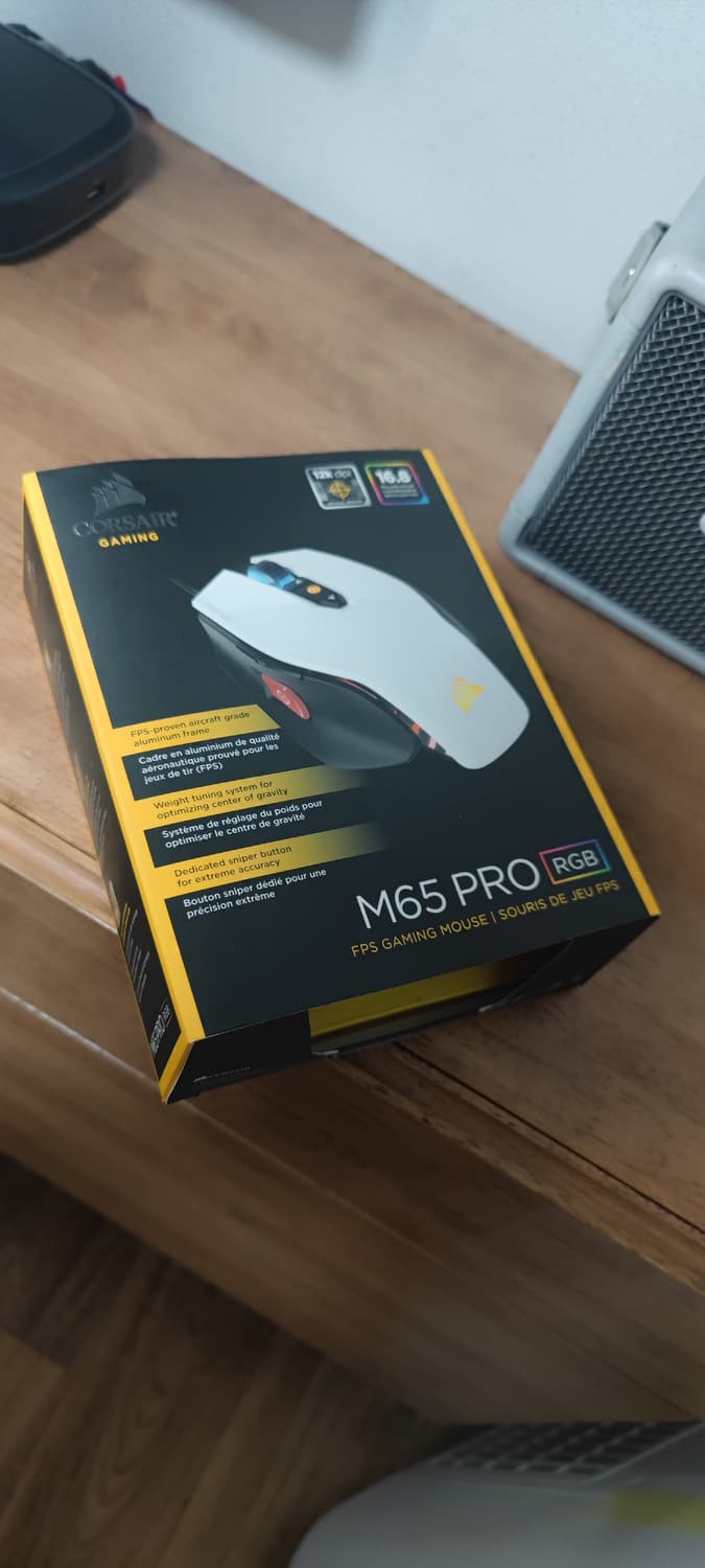 # 커세어 M65 PRO RGB 게이밍 인체공학 마우스 급처 상품이미지1
