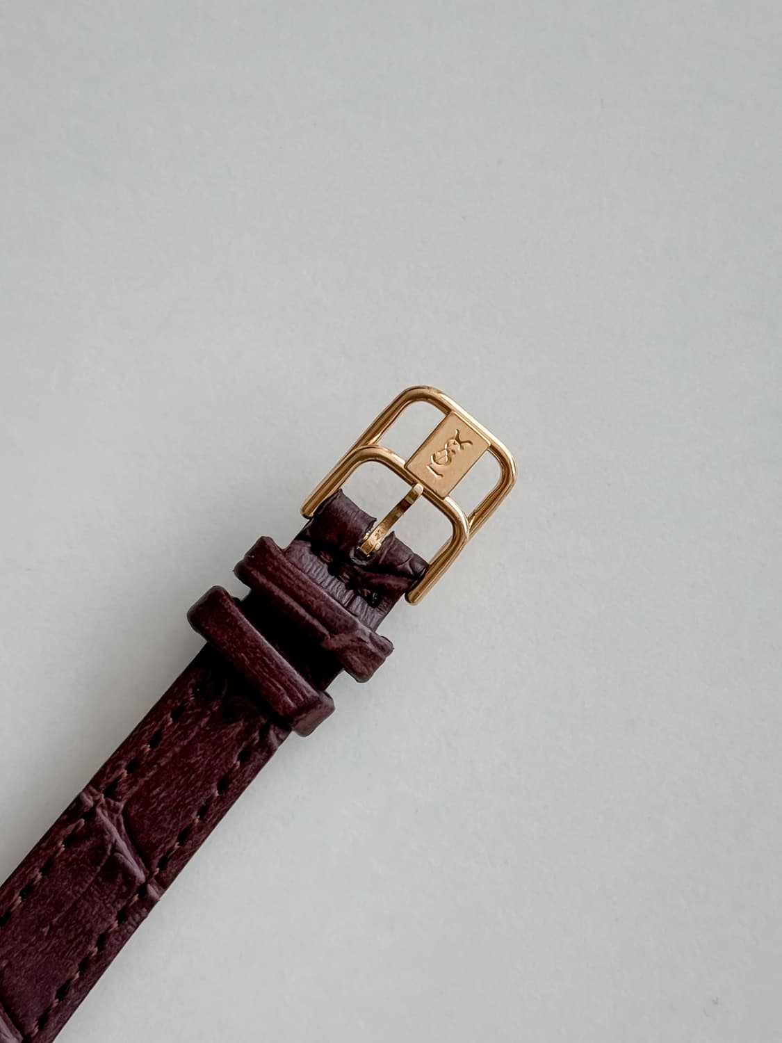 입생로랑 클래식 골드 라운드 레더 시계 상품이미지10