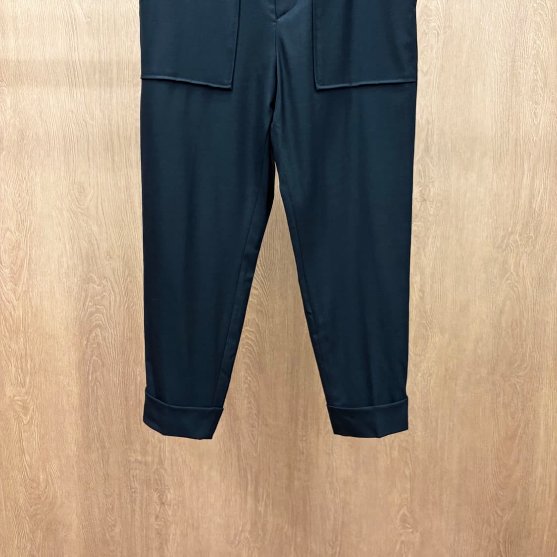 시스템 슬랙스 팬츠 허리 밴딩 사각 포켓 밑단 롤업 마감 디테일 블랙 상품이미지5