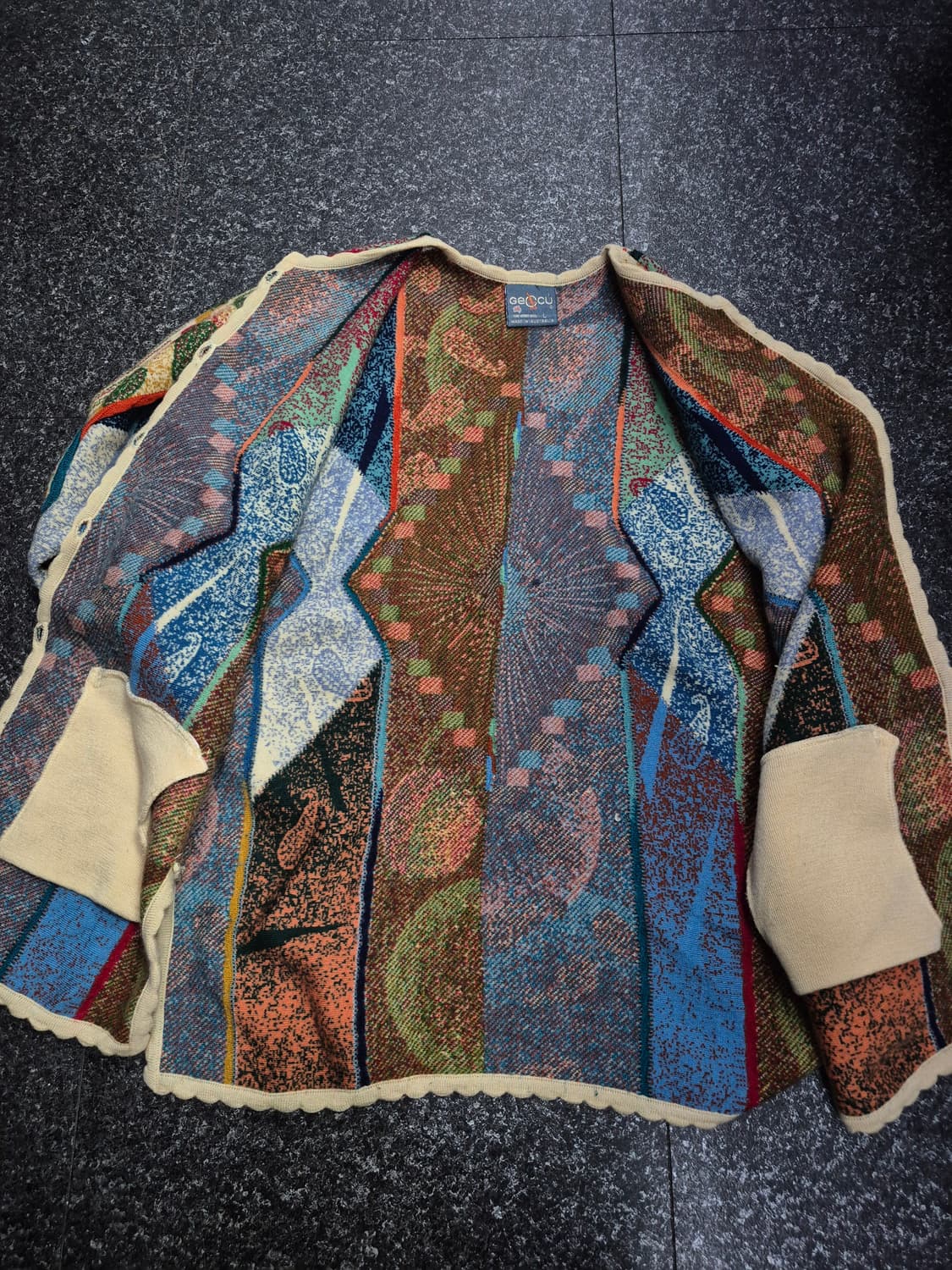 GECCU 게쿠 아이보리 멀티컬러 에스닉패턴 울100 니트 가디건 상품이미지3