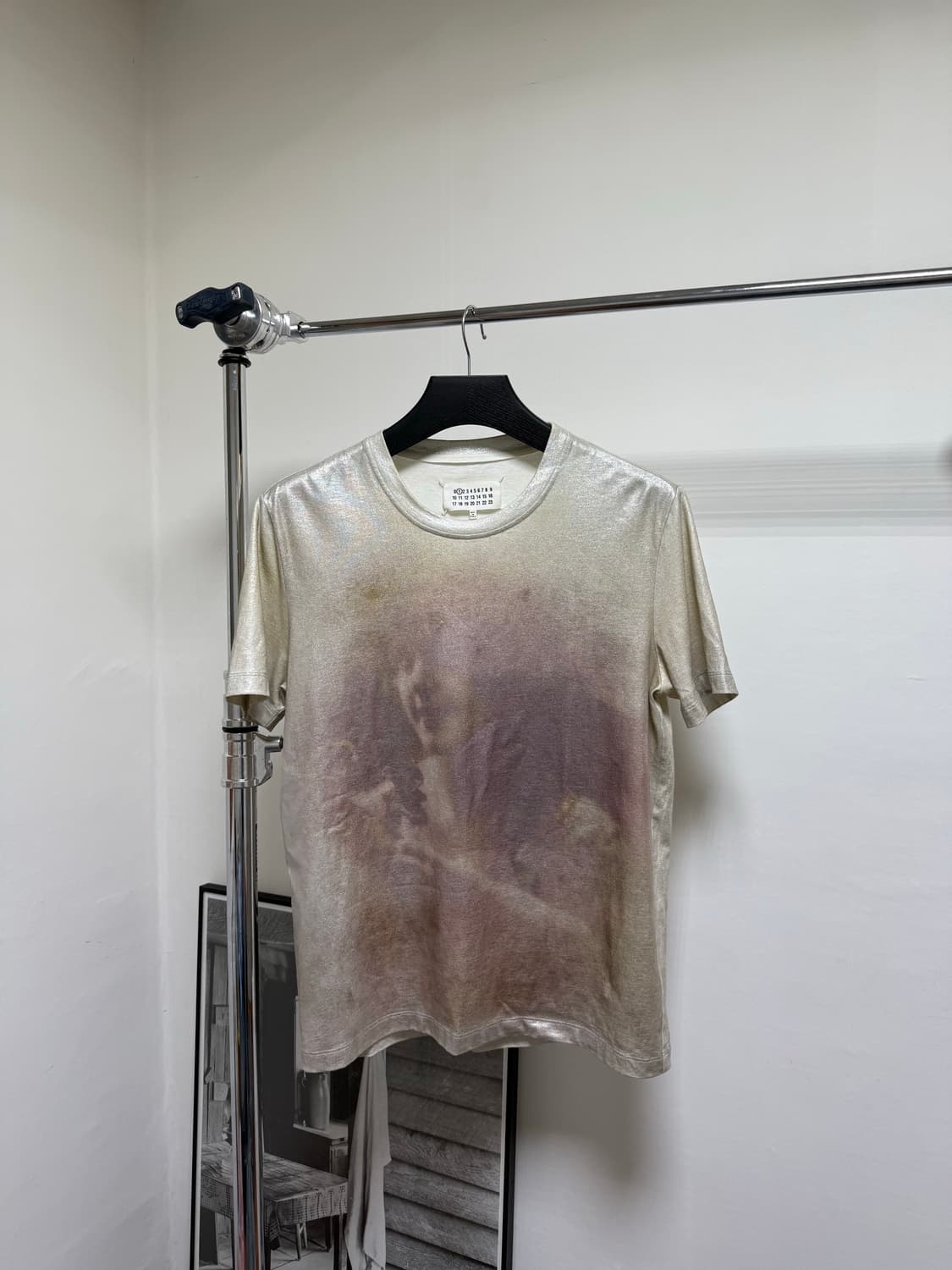 마르지엘라 메탈릭 글리터 인물 프린트 티셔츠 상품이미지2