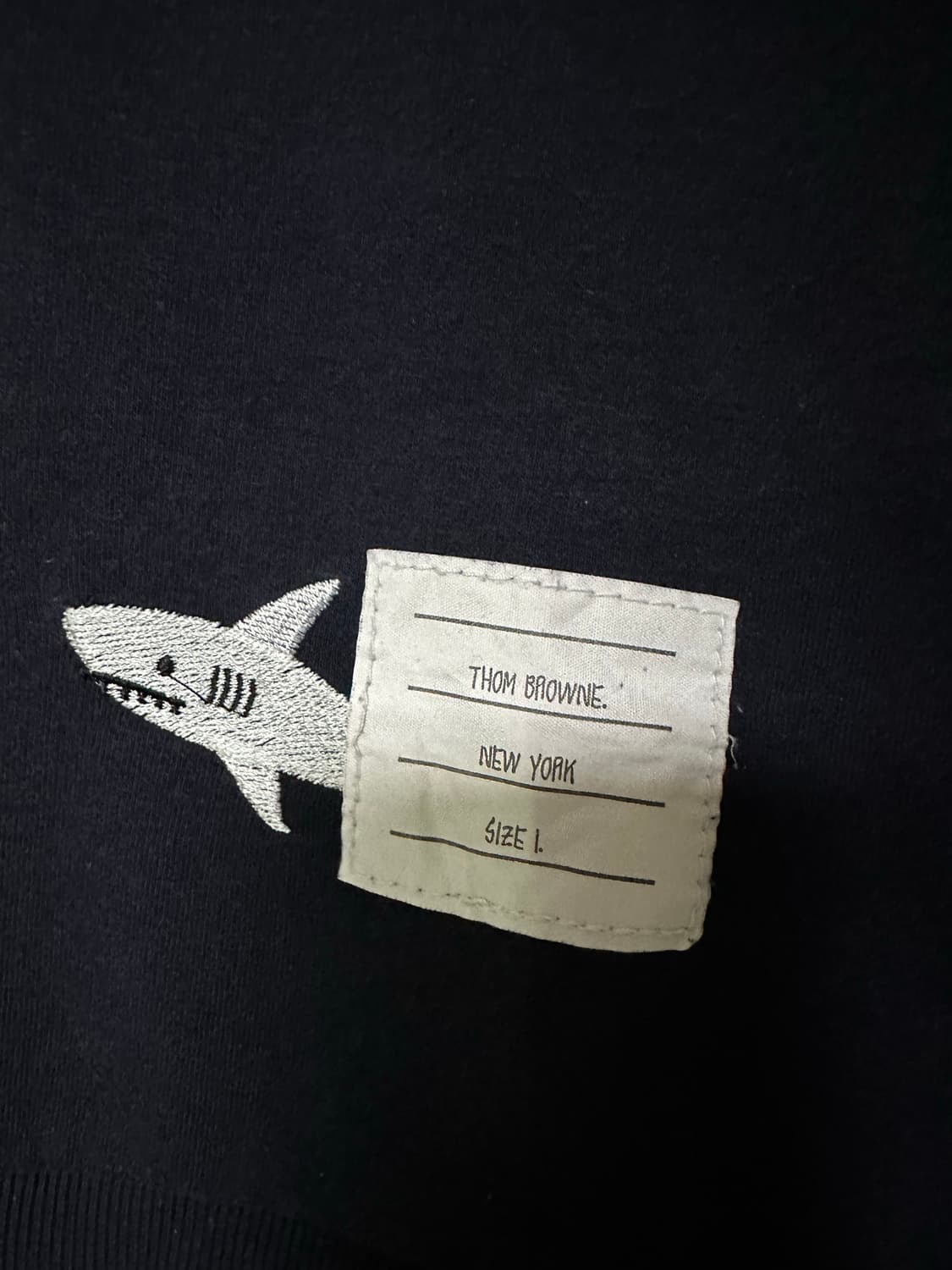 톰브라운 샤크 패턴 맨투맨 네이비 상품이미지2