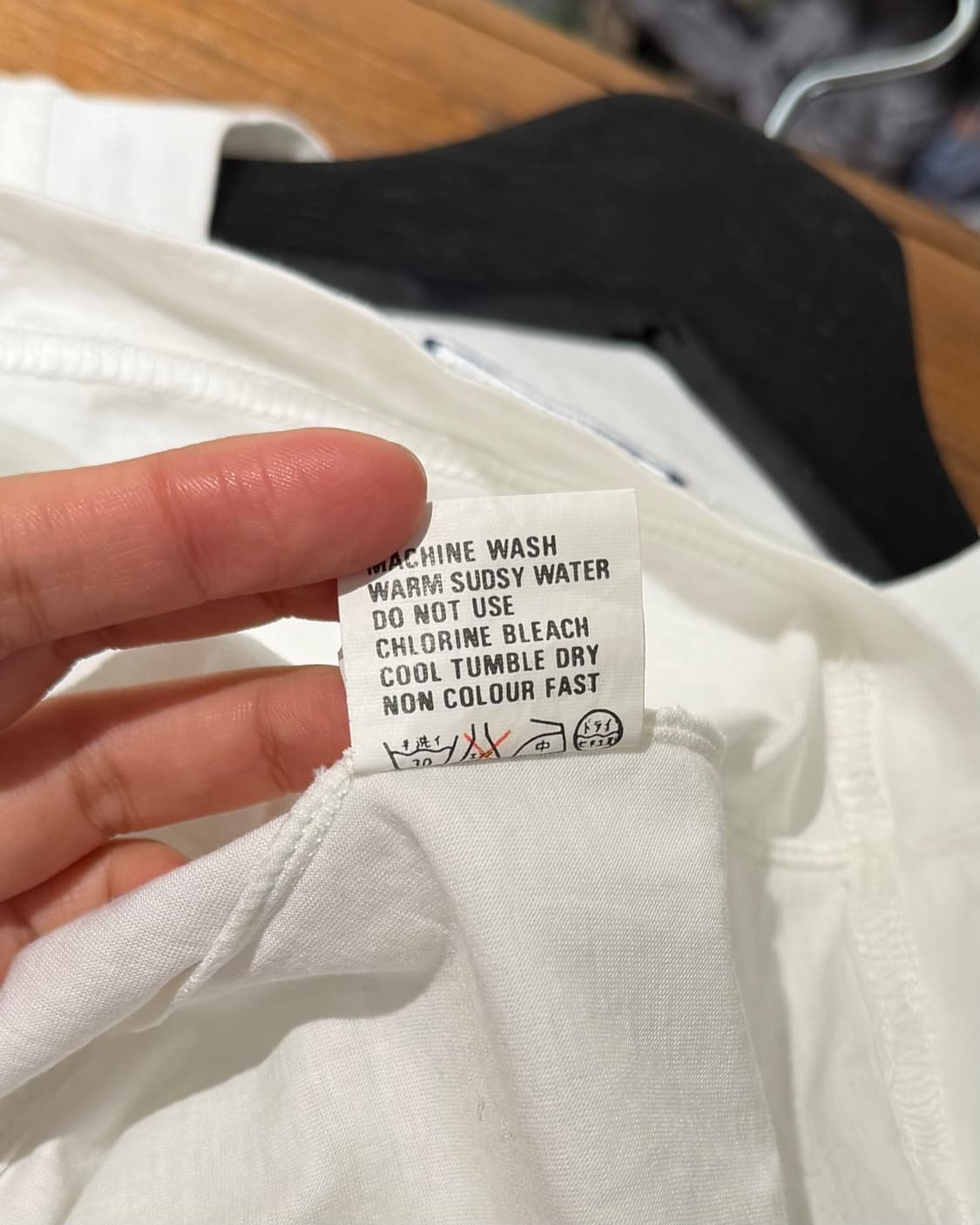 이브 생 로랑 화이트 로고 프린팅 롱슬리브 티셔츠 상품이미지9