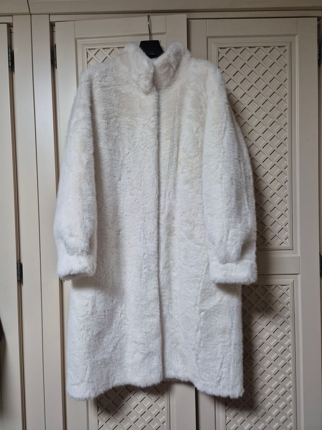 아이보리 밍크 에코퍼 롱코트 상품이미지1