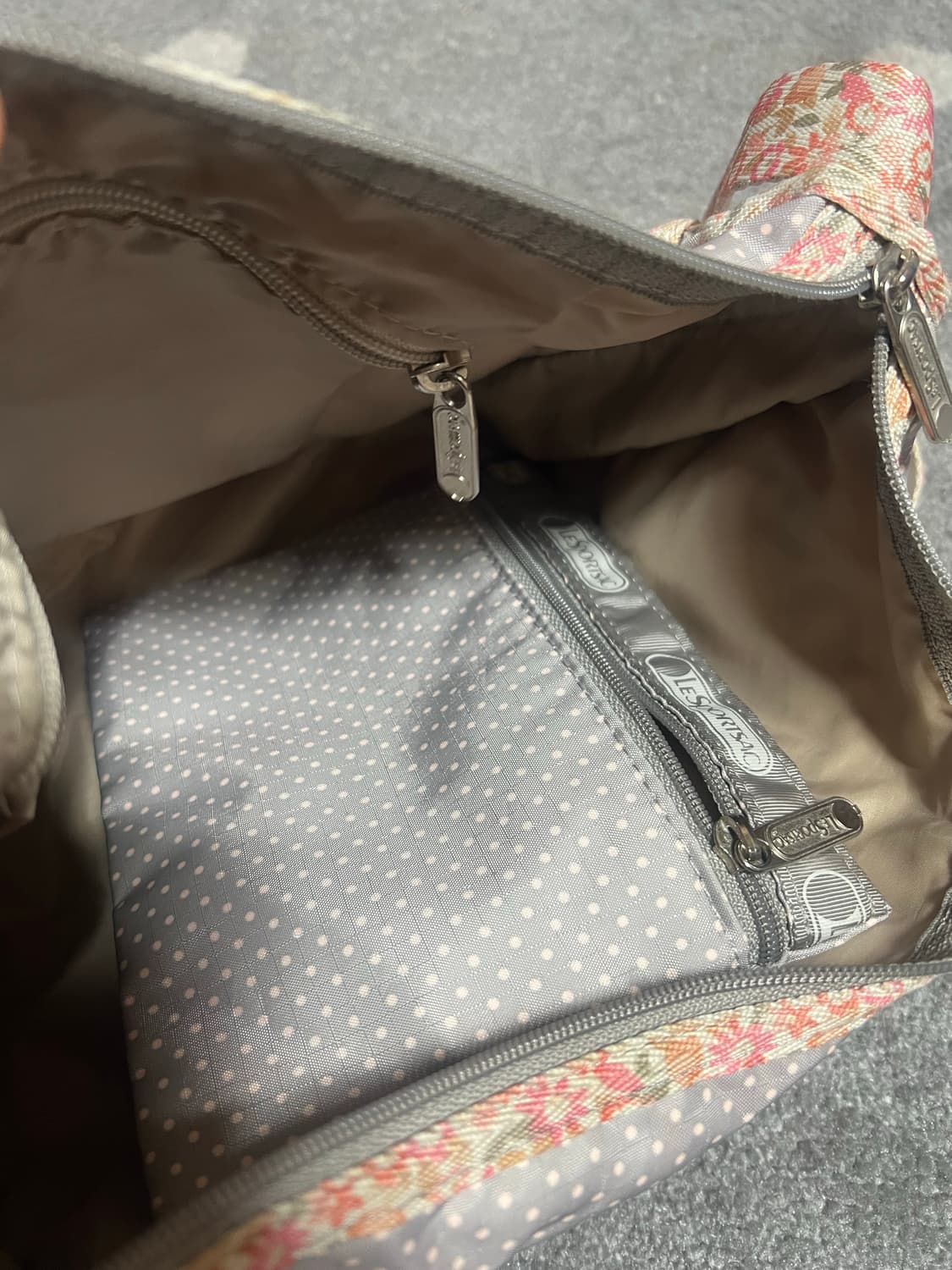 Lesportsac 레스포삭 로즈도트 크로스백 상품이미지3