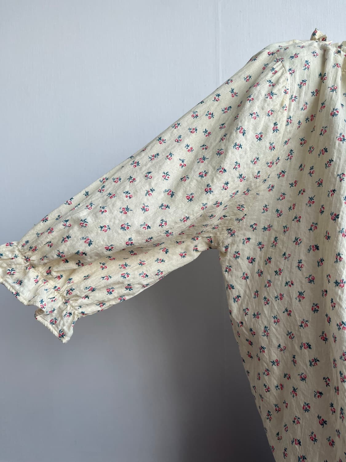 ONLY HUE 잔꽃 코튼 셔링 블라우스 상품이미지4