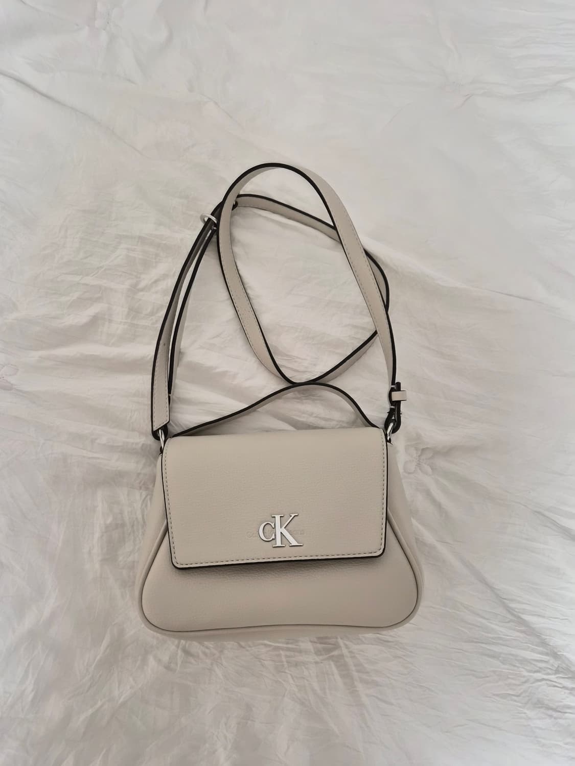 캘빈클라인 크로스백 상품이미지1