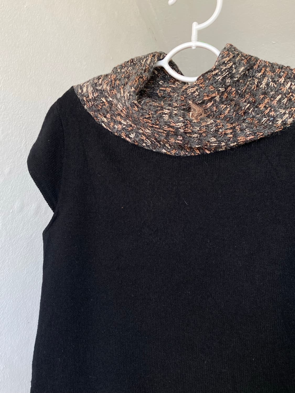 넥 디테일 캡소매 크롭 니트 상품이미지2