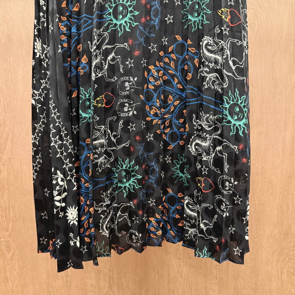 산드로 밴딩 플리츠 롱 스커트 유니크 패턴 프린팅 디테일 블랙 상품이미지5