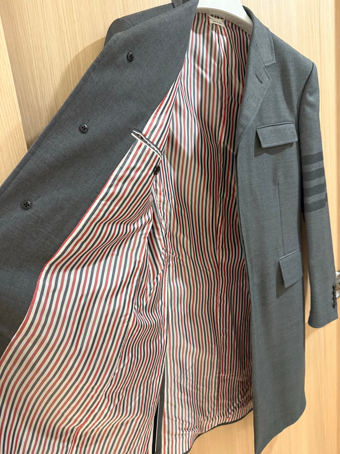 톰브라운 하이 암홀 체스터필드 코트 미디엄 그레이 상품이미지4