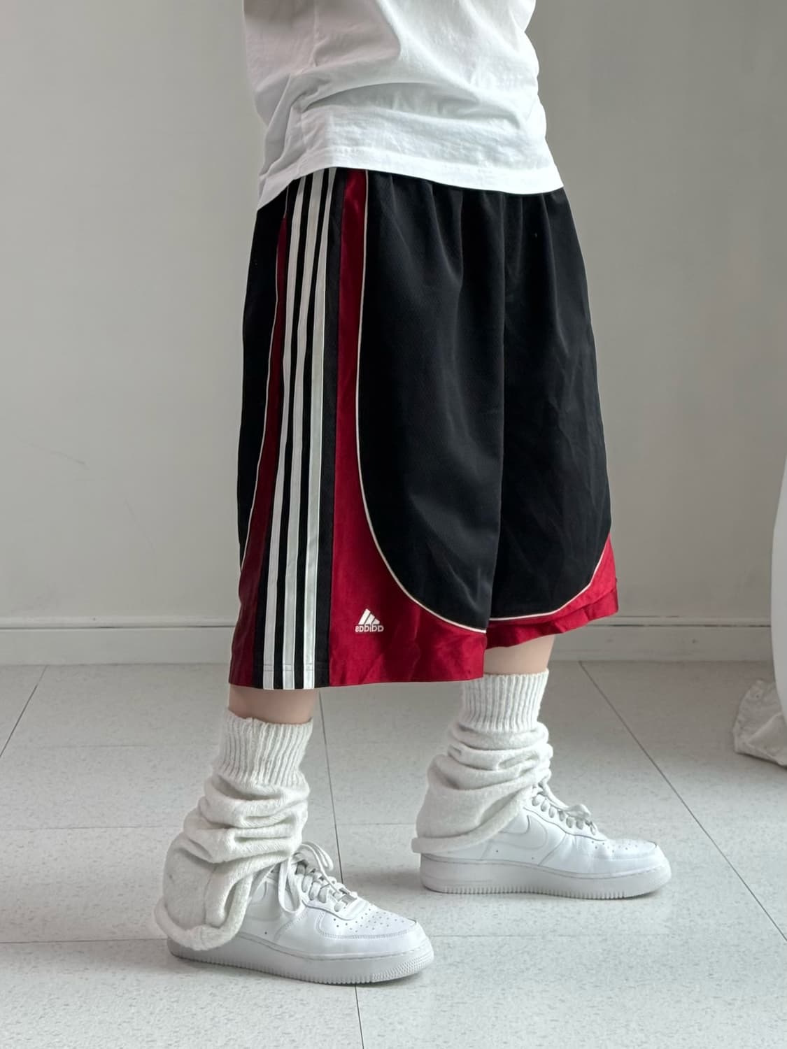 아디다스 블랙 레드 버뮤다 팬츠 상품이미지2