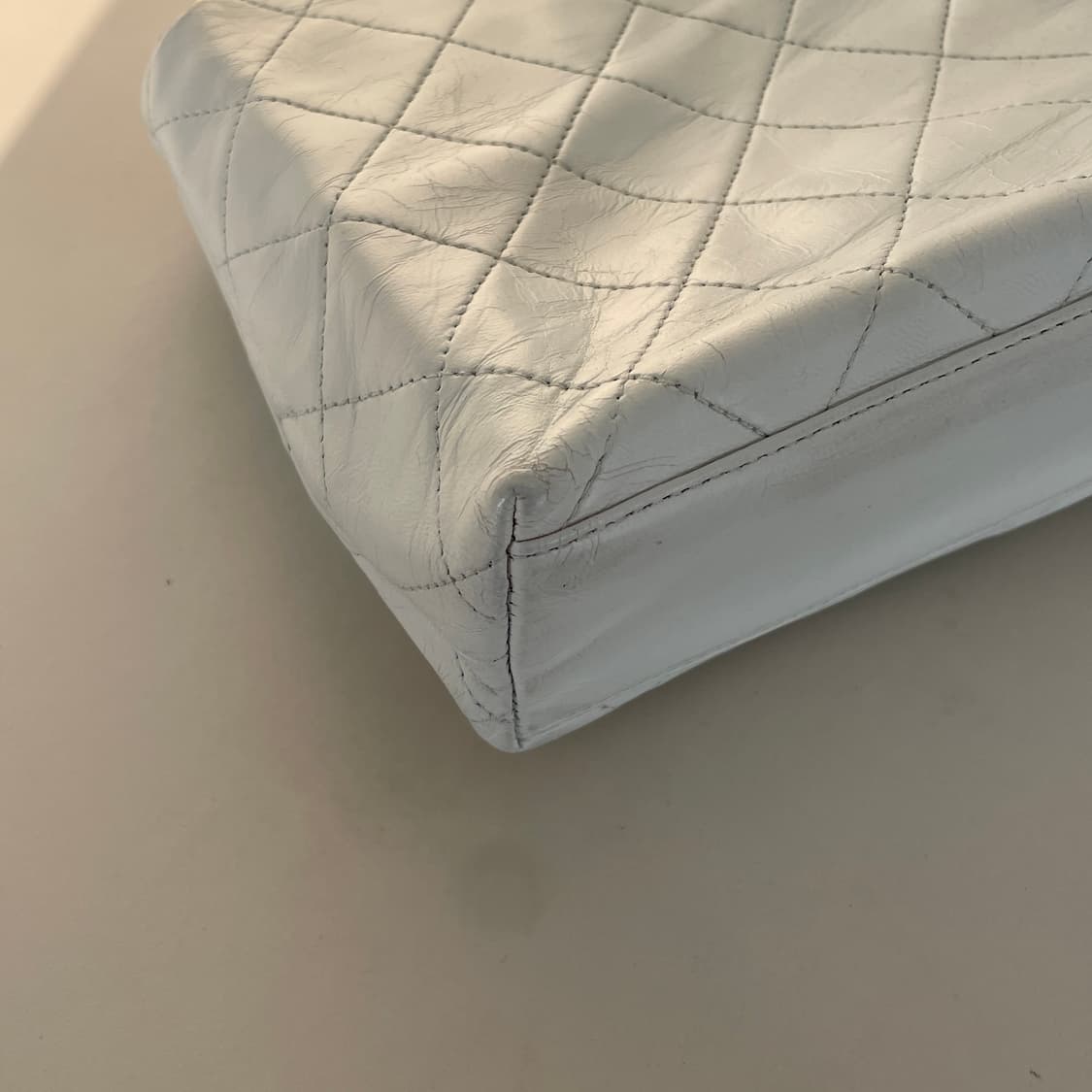 샤넬 화이트 퀼팅 볼드 레더 스트랩 코코 마크 숄더백 상품이미지6