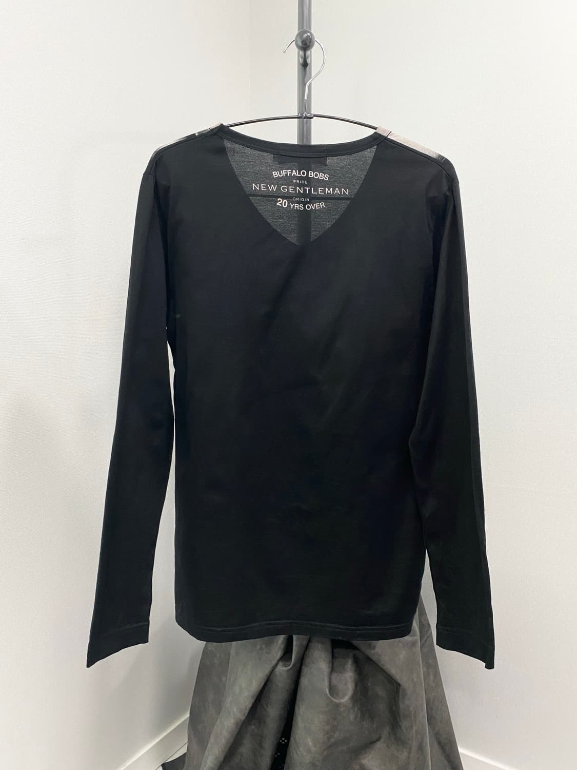 Graphic V-neck Long Sleeve Tee 상품이미지2