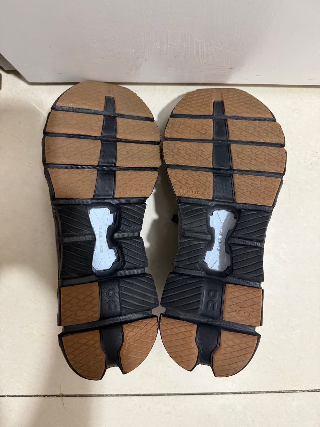 온 러닝 클라우드 X 4 페더 블랙 상품이미지5