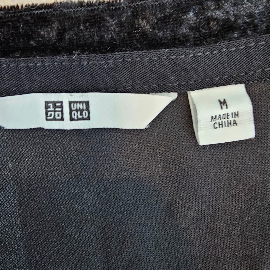 유니클로 블랙 벨벳 긴팔티셔츠 상품이미지7