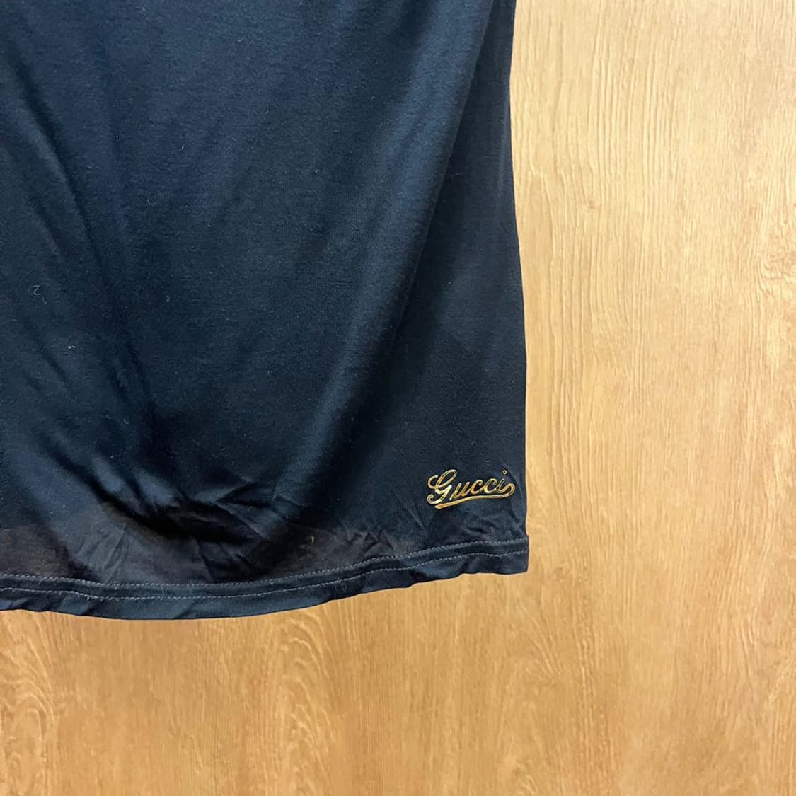 구찌 반팔 티셔츠 헨리넥 사이드 리본 밑단 로고 프린팅 디테일 네이비 상품이미지7