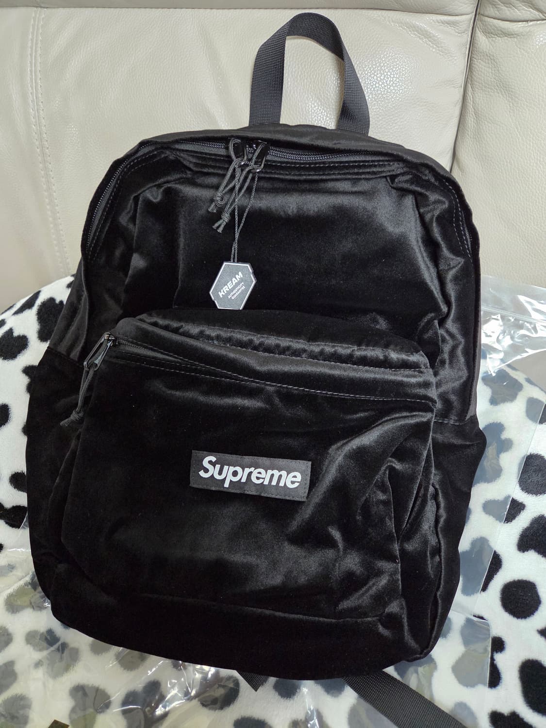 슈프림 벨벳 블랙 백팩 25 F/W 상품이미지3