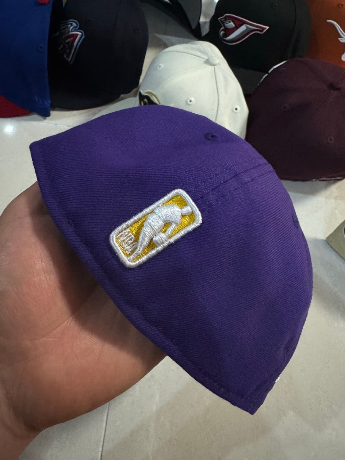 뉴에라 NBA 레이커스 컴파운드 7 5/8 미시착 처분  상품이미지3