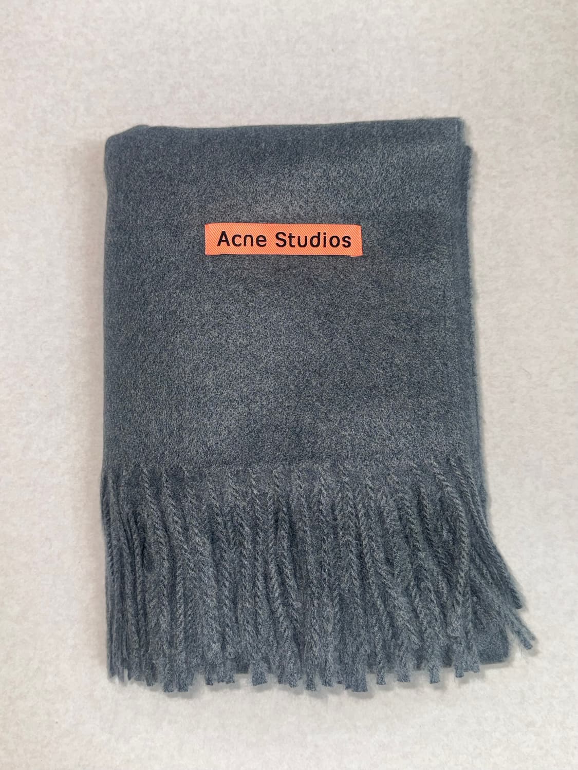 아크네스튜디오 그레이 머플러 상품이미지1