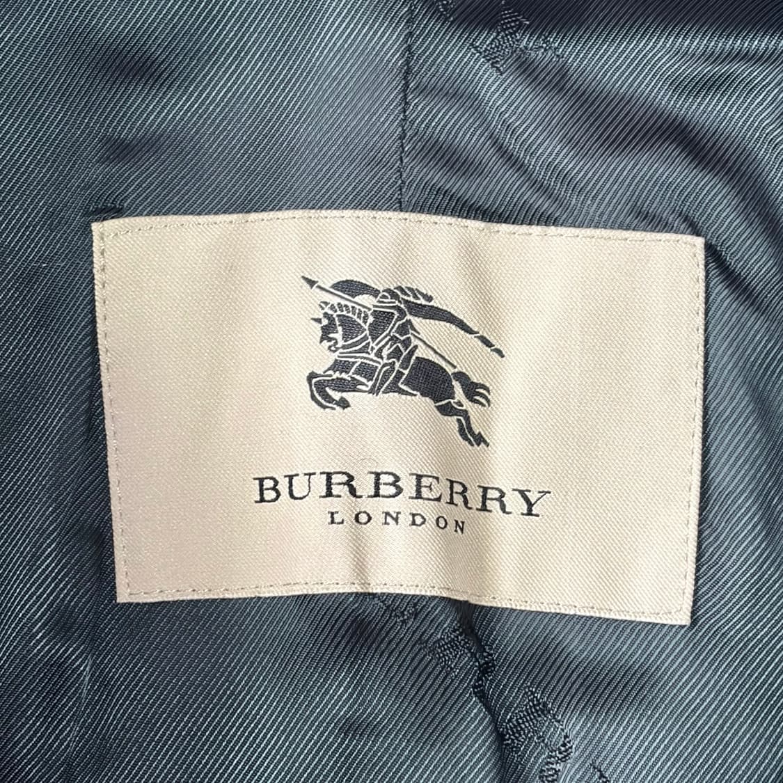 버버리 블랙 싱글 버튼 트렌치코트 상품이미지3