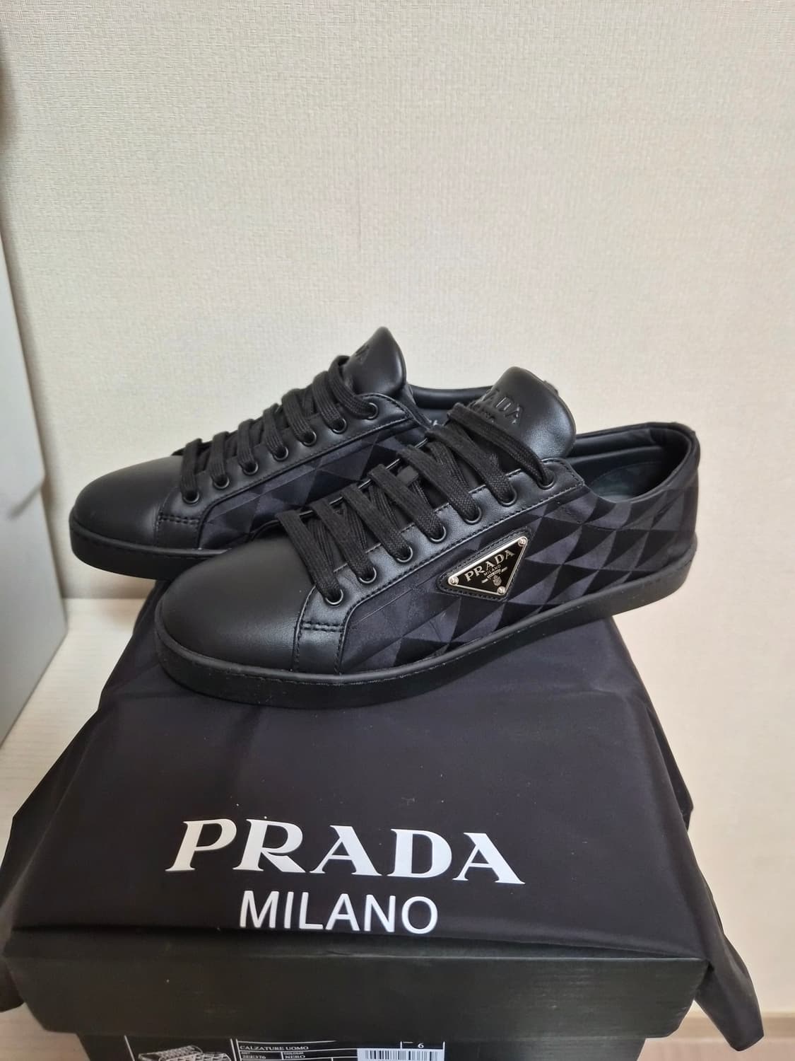 (정품) 프라다 삼각로고 스니커즈 상품이미지3
