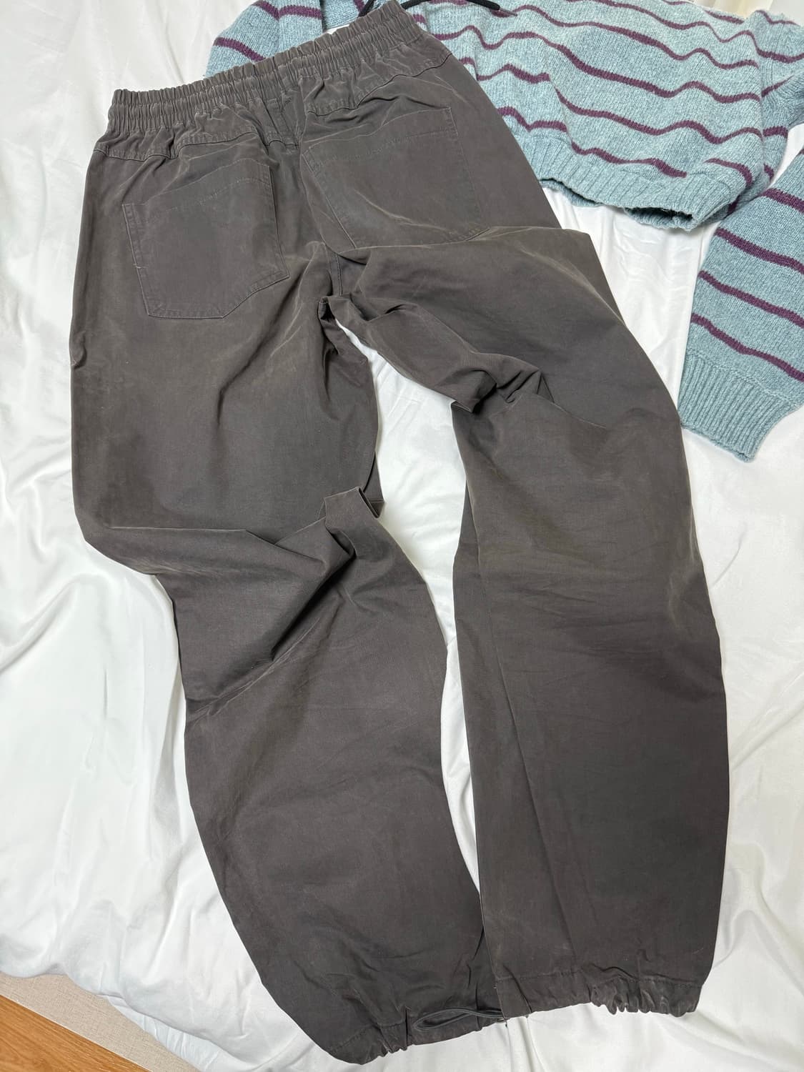 포켓 디테일이 멋진 차콜색 카고팬츠 상품이미지2