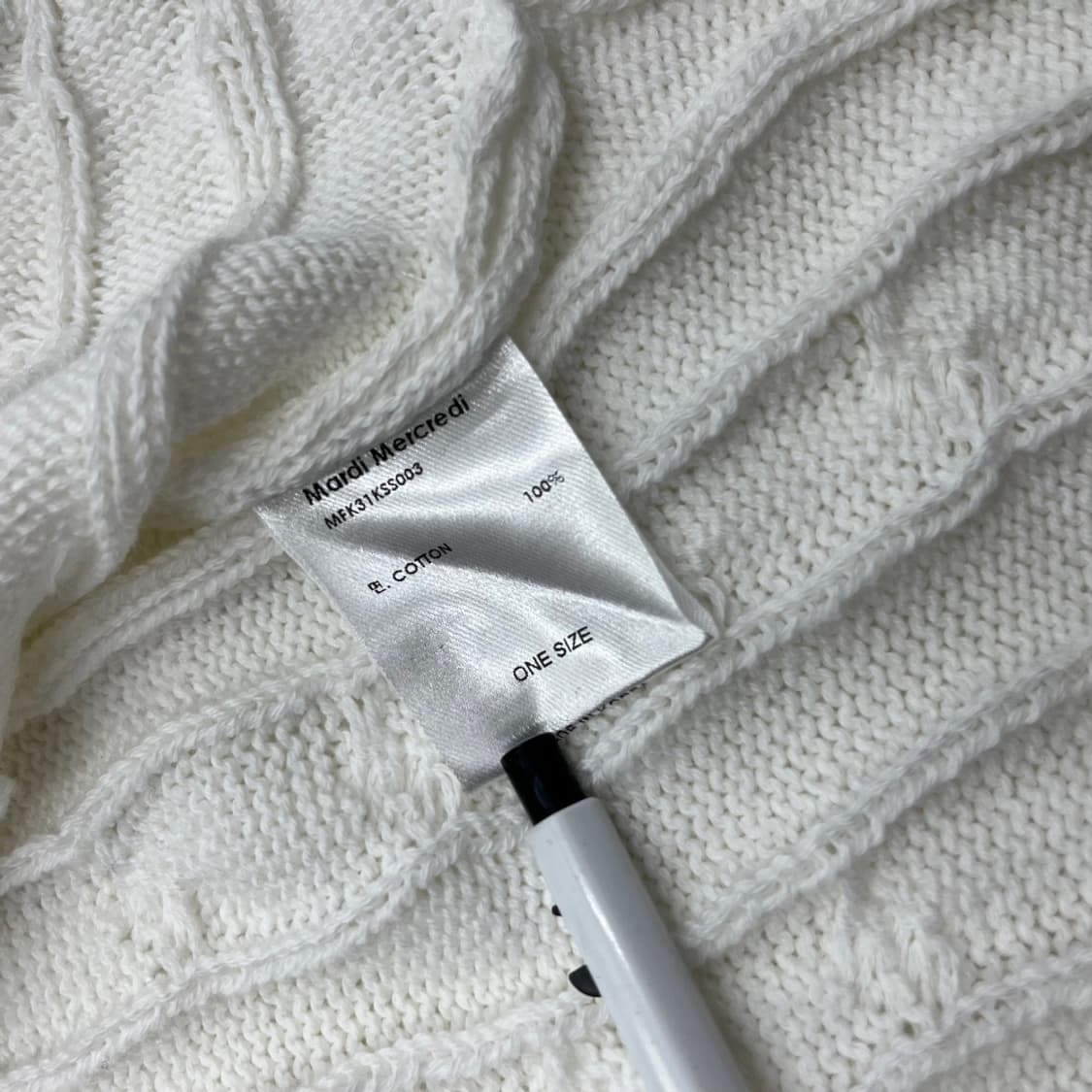 마르디 메르크디 자수 화이트 꽈배기 카라 반팔 니트 상품이미지5