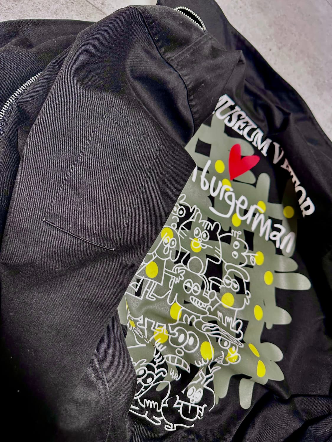 더 뮤지엄 비지터 x 존 버거맨 프린팅 커브드 지퍼 블루종 상품이미지6