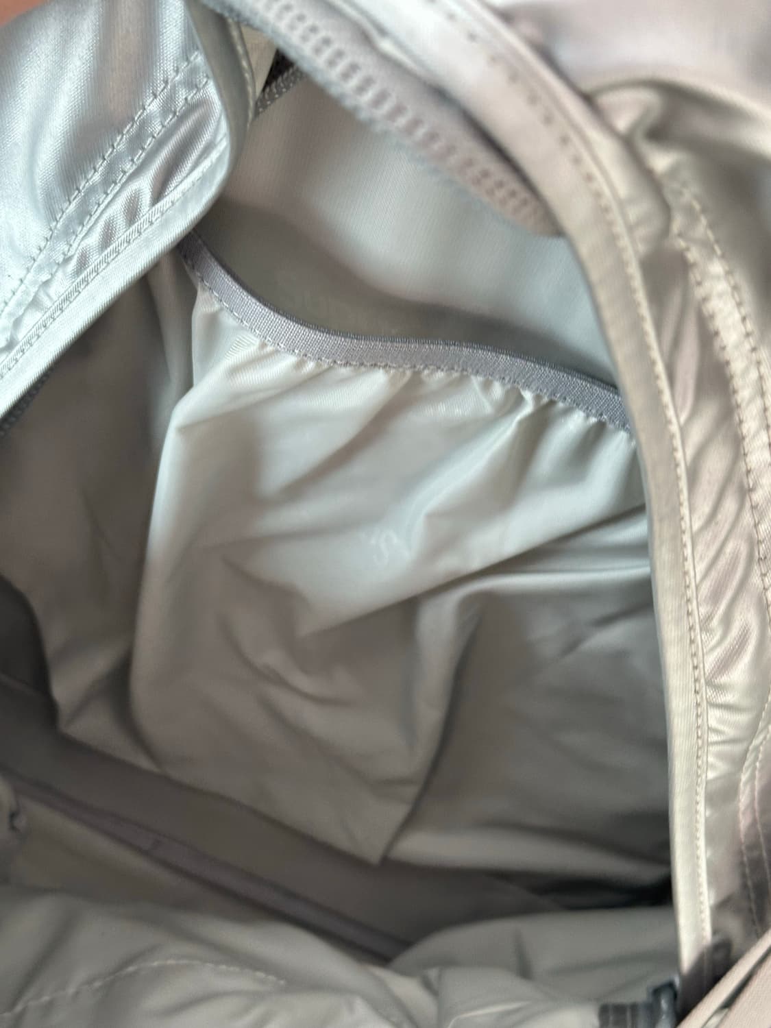 슈프림 22fw 백팩 실버컬러 상태 굿 상품이미지8