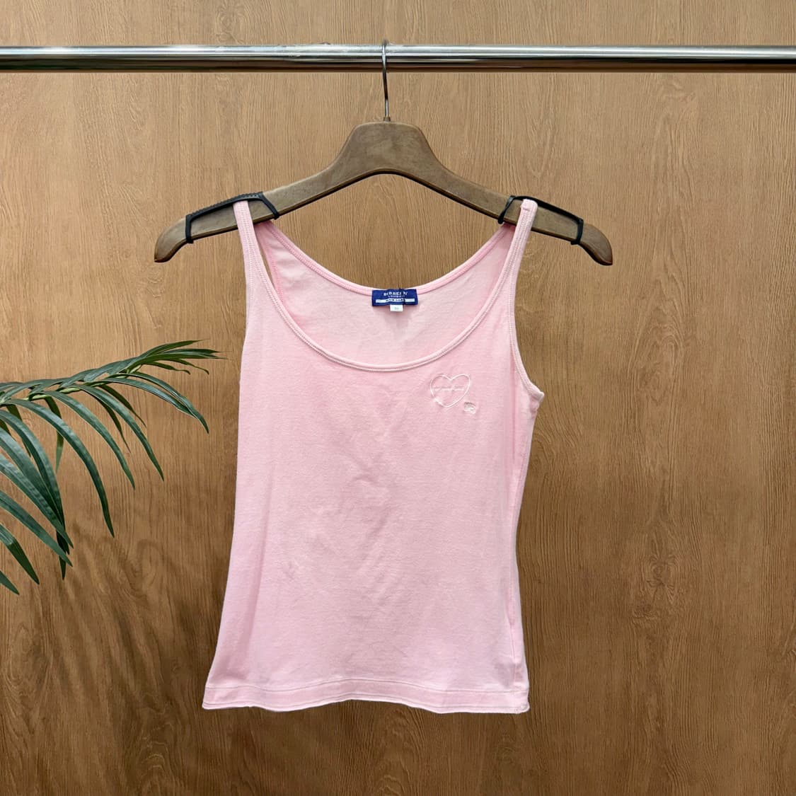 버버리 런던 블루 라벨 슬리브리스 민소매 티셔츠 하트 자수 디테일 핑크 상품이미지1