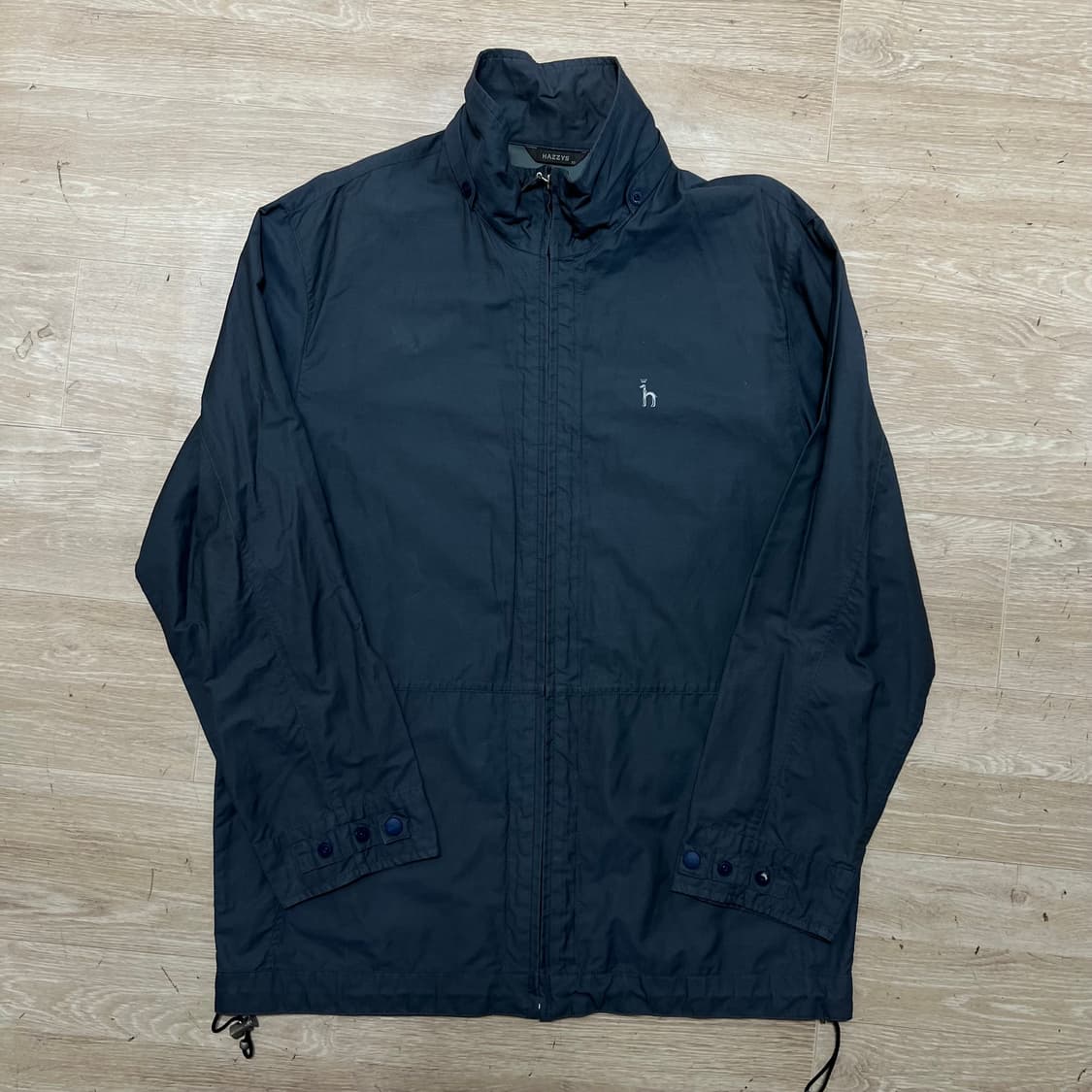 헤지스 로고 포인트 스탠드넥 바람막이 점퍼 [네이비] M/95 상품이미지1