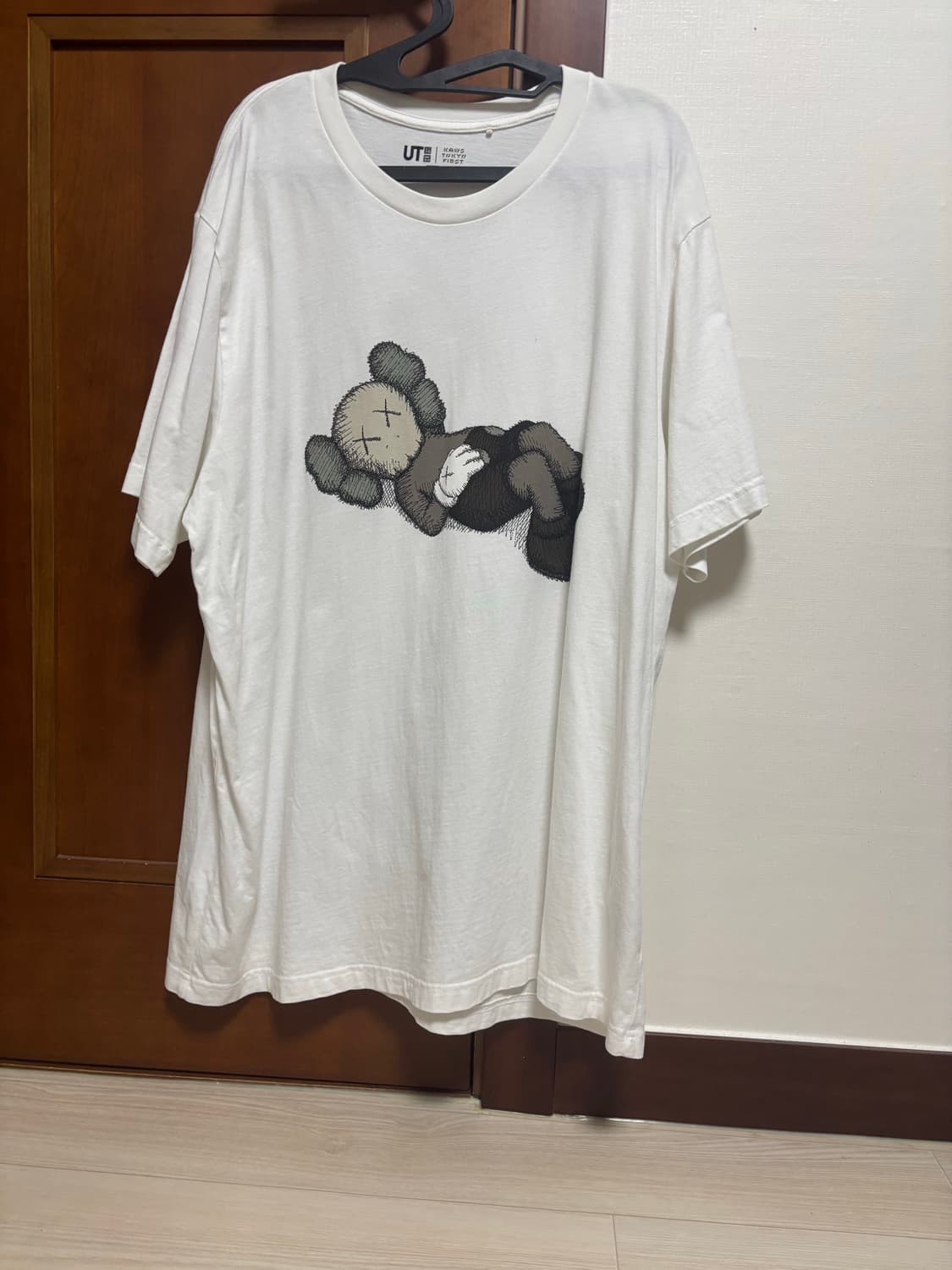 유니클로 카우스 도쿄퍼스트 반팔 상품이미지1