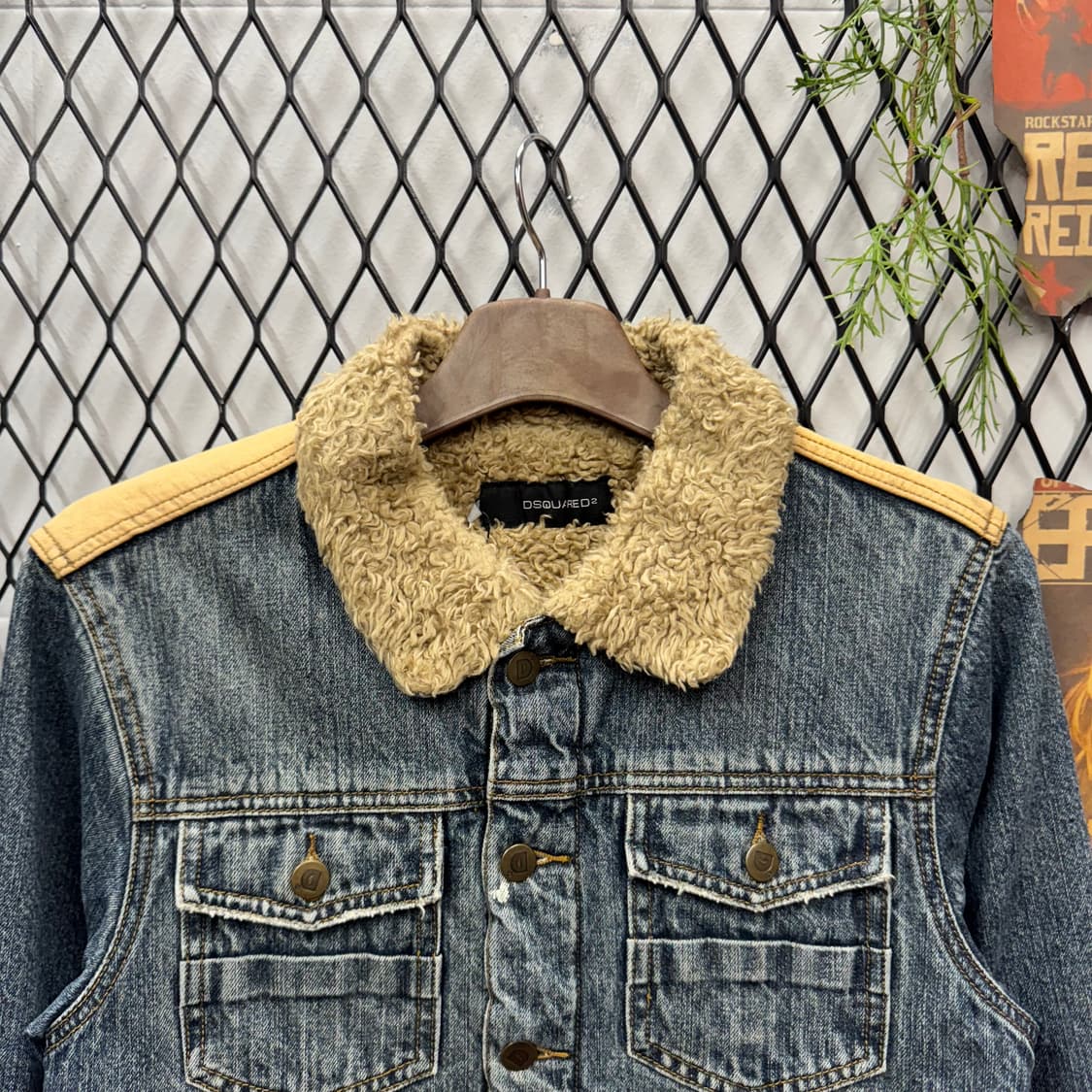 디스퀘어드2 빈티지 데님 쉐르파 자켓 후면 레터링 로고 디테일 상품이미지3