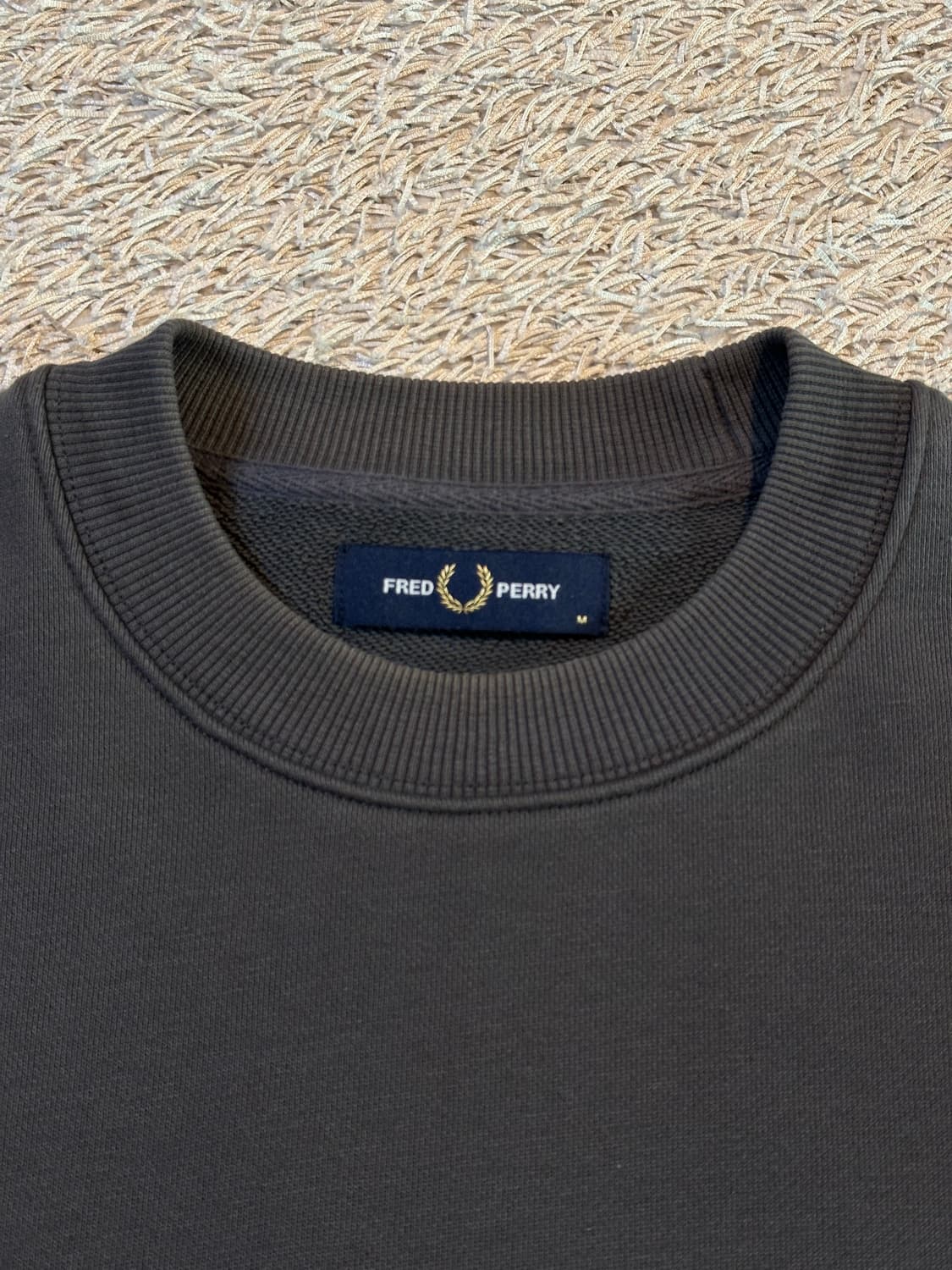 매장판) 프레드페리 FREDPERRY 로고 맨투맨 다크그레이 상품이미지4