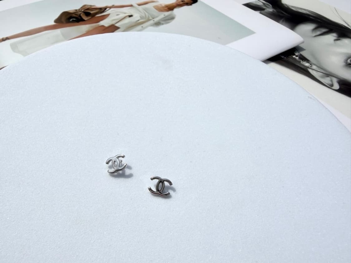 샤넬 미니 로고 이어링 실버 상품이미지7
